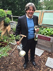 Michael Käfer in seinem Urban Gardening Refugium über dem Käfer Stammhaus (©Foto: Martin Schmitz)